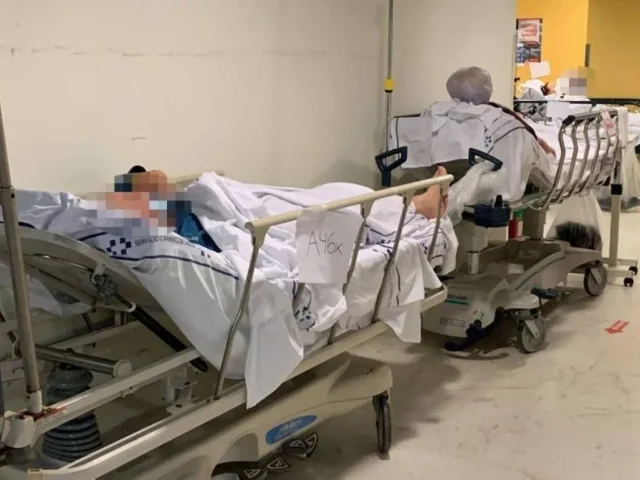 Camas hospitalarias convertidas en estacionamientos del abandono