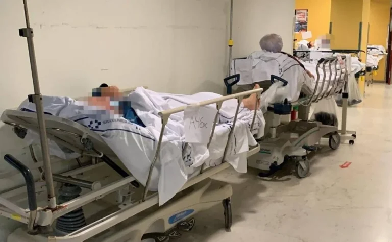 Camas hospitalarias convertidas en estacionamientos del abandono