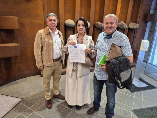 Liberación Canaria entrega en el Parlamento el Pacto contra la Pobreza y por la Dignidad