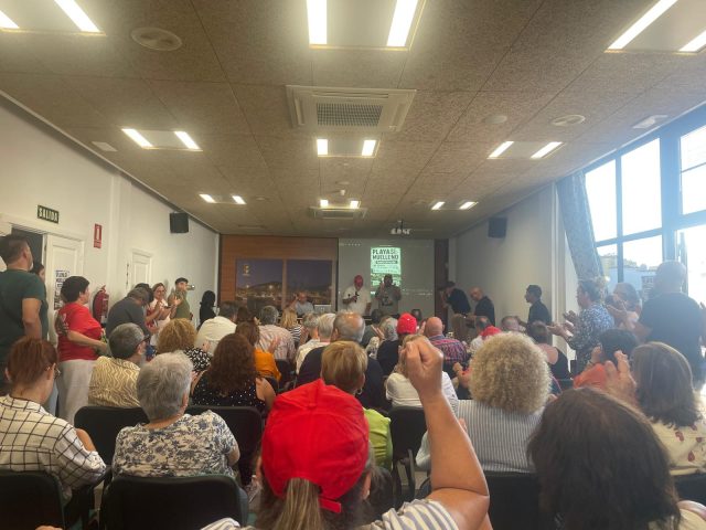 «Playa sí, muelle no»: Los Cristianos llena el Centro Cultural para plantar cara a la ampliación del puerto